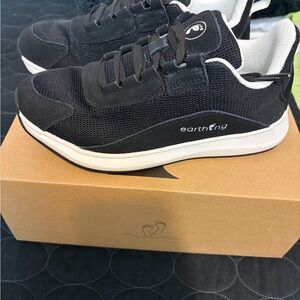 Earthing Women's Black and White Sneakers